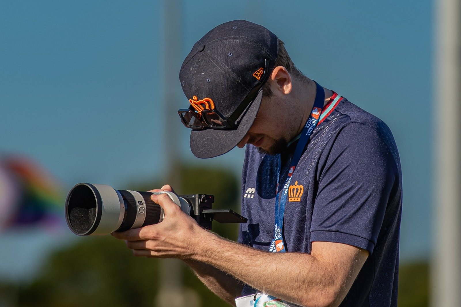 Gijs met camera en telelens langs het veld
